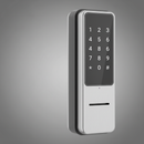 Foto realista de fechadura digital para e-commerce. Produto físico real, proporções corretas. Enquadramento vertical (1:1 – padrão Shopify), produto centralizado. Iluminação de estúdio uniforme com reflexos naturais. Fundo neutro limpo em tom cinza ou grafite, com espaço vazio no canto superior esquerdo. Sem pessoas, sem textos. Alta resolução (mínimo 2000×2000 px), nitidez profissional, pronta para loja Shopify.

PRODUTO:Fechadura Digital Senha + Cartão